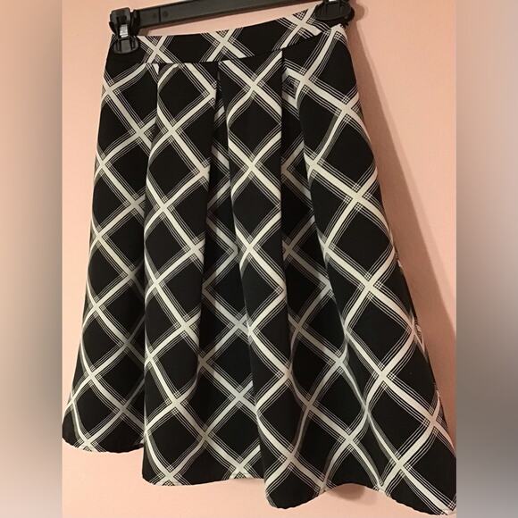 Express lined black white flare midi skirt size 2 - Picture 4 of 7